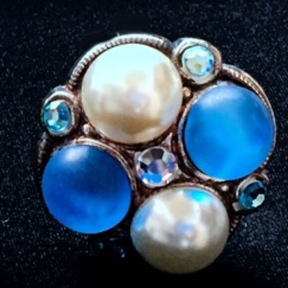 MOONSTN BLUE-PEARL-CRYSTAL CLIP ON BUTTON EARRING - Picture 3 of 4